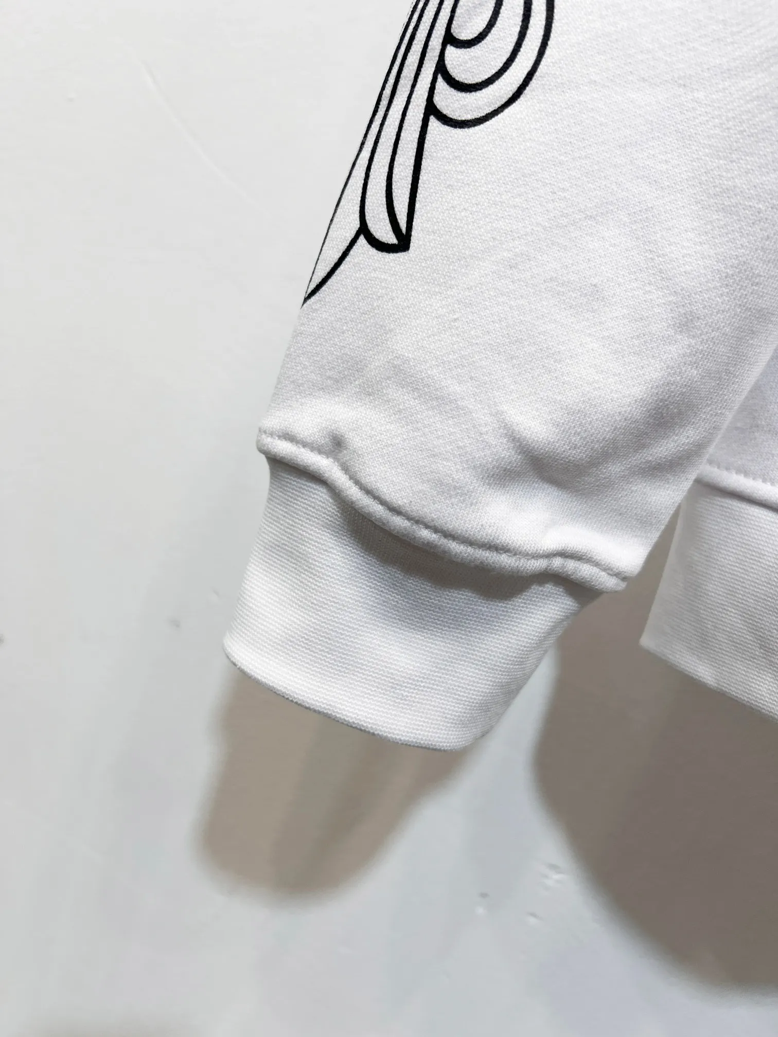 P260 (high quality) Style number: (G002) ChromeHearts 25 early autumn floral arm horseshoe hooded sweatshirt Sanskrit letter rattan flower cross horseshoe hooded sweatshirt The fabric is made of 440g pure cotton terry with matching threads Imported printing Original customization Hardware Color: White Size: S-XL